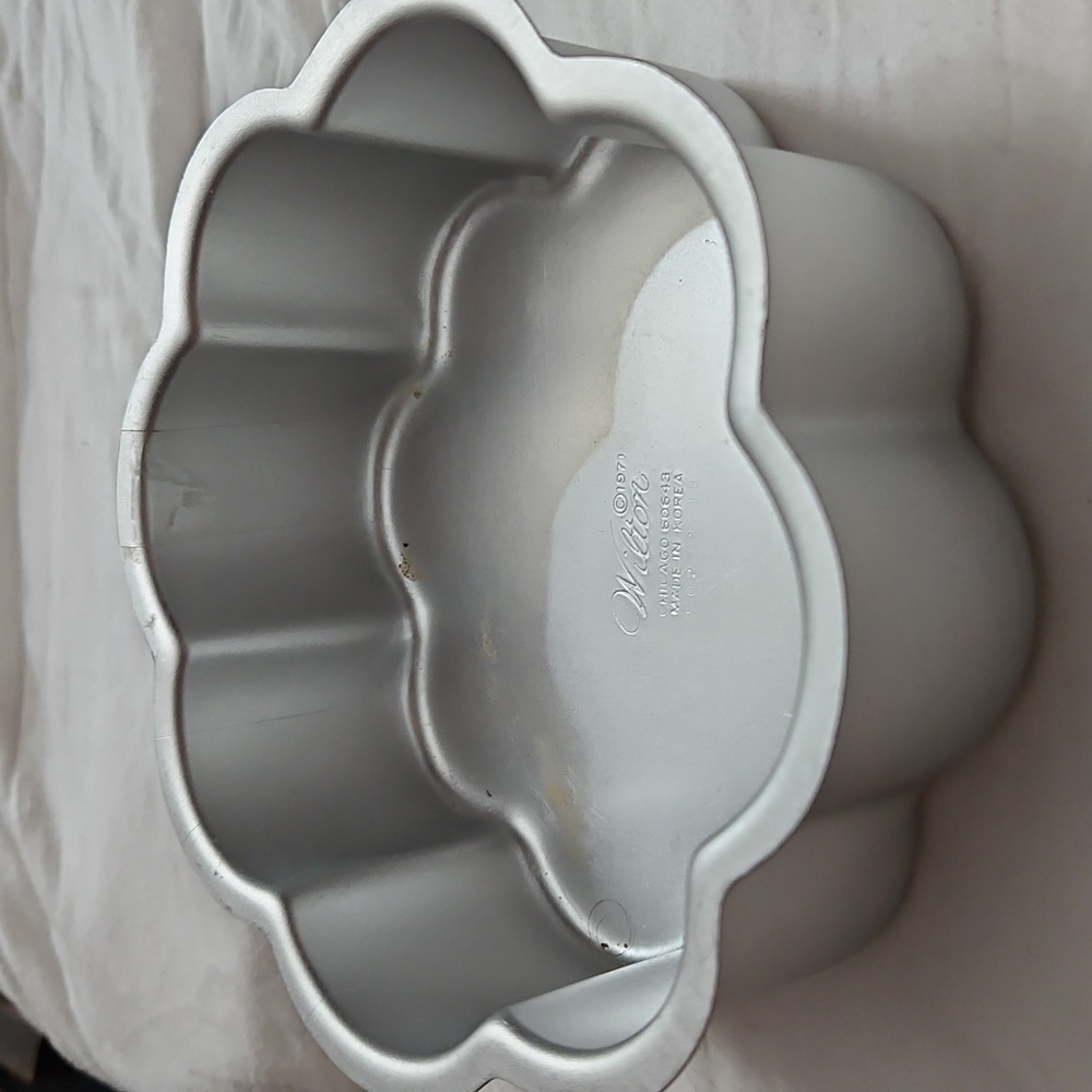 Wilton 5.5" Petal Cake Pan (502-2136)